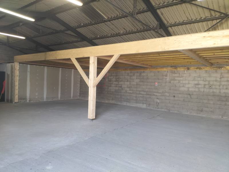 Plancher en bois sur poteaux bois par les 2 charpentiers