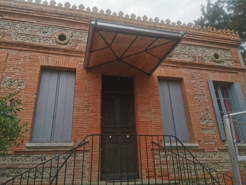 Réfection total de l'avancée de toit en zinc pour la protection de porte d'entrée par les 2 charpentiers, spécialiste de la zinguerie a Toulouse et a Albi.  