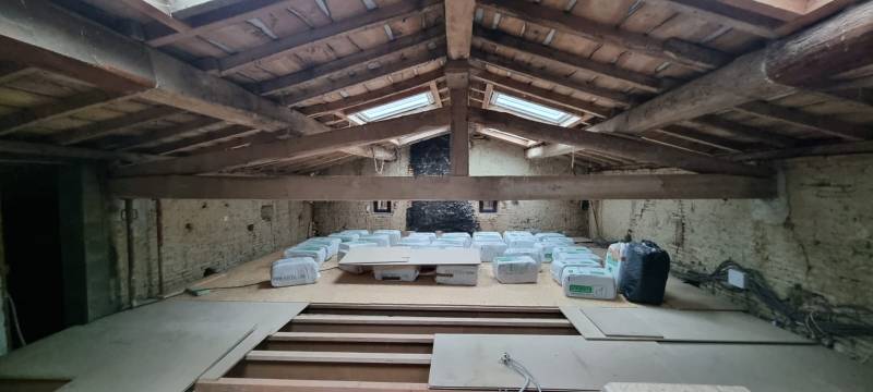 Ferme traditionnelle de charpente a modifier par les 2 charpentiers a Toulouse 