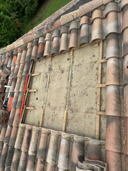 Création du chevêtre pou la pose d'un vélux a Tournefeuille, proche de Toulouse par les 2 charpentiers.  