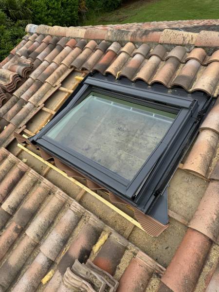 Pose de fenêtre de toit par les 2 charpentiers a Toulouse 