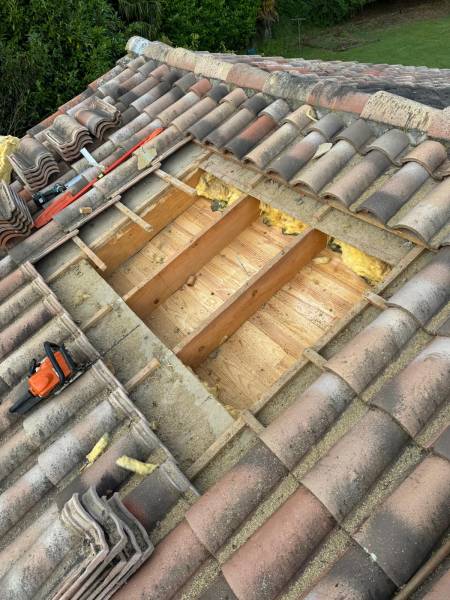 Chevêtre pour pose de velux les 2 charpentiers a Toulouse. 