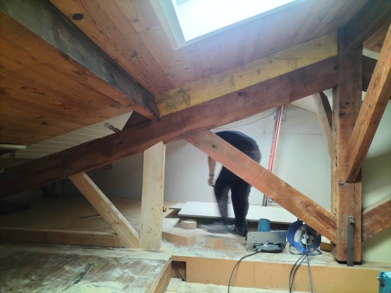 Réalisation de modification de charpente traditionnelle par les 2 charpentiers a Toulouse. 