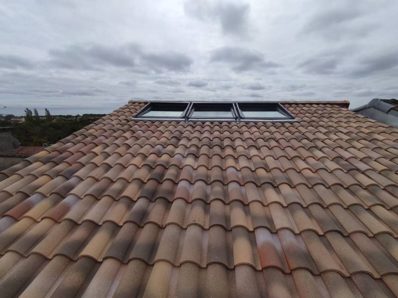 Pose de fenêtre de toit triple par les 2 charpentiers a Léguevin 