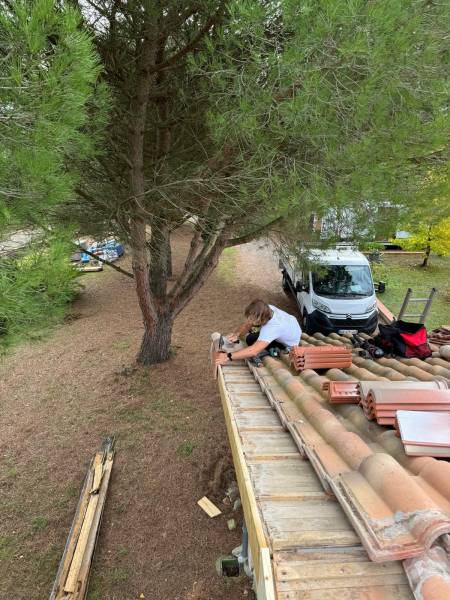 Pose de rive en tuile par Lucas chez 2 charpentiers.