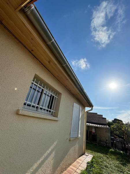 Artisan pour la réfection de vos debords de toit en bois avec des gouttieres en zinc a Tournefeuille proche de Toulouse par les 2 charpentiers.