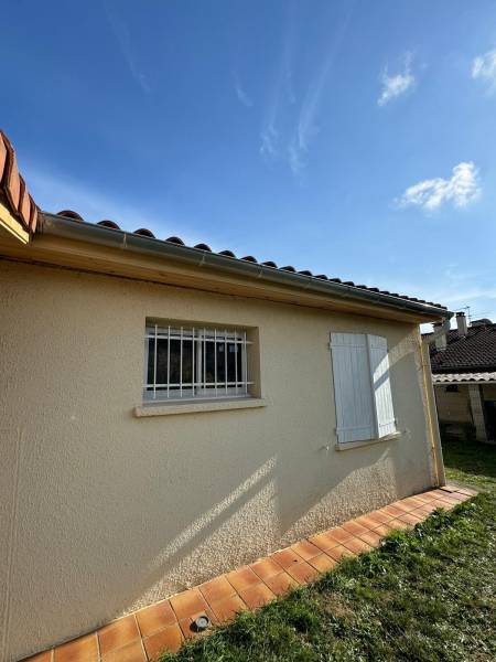 Changement de gouttière en zinc , ainsi que des débords de toit en bois a Tournefeuille proche de Toulouse par les 2 charpentiers  