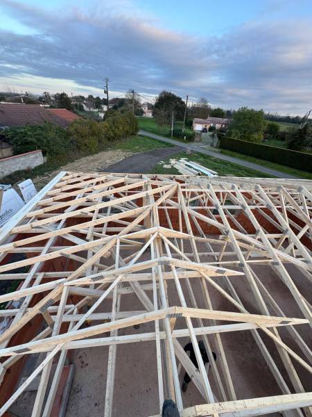 Pose de charpente industriel en fermette par les 2 charpentiers prés de Toulouse 
