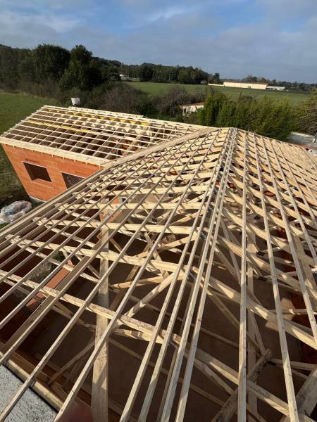 Chantier réalisé par les 2 charpentiers en charpente de type industrielle proche de Toulouse  