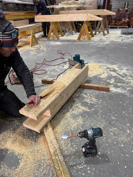 Taille d'élément de la ferme traditionnelle par les 2 charpentiers dans notre dépôt de Toulouse  
