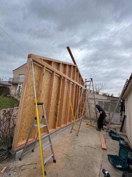 Levage des murs a ossature bois pour extension du garage a Blagnac par les 2 charpentiers 