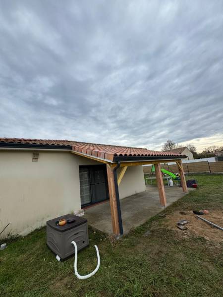 Réalisation d'une terrasse couverte en tuile sur poteaux par les 2 charpentiers proche d'Albi 