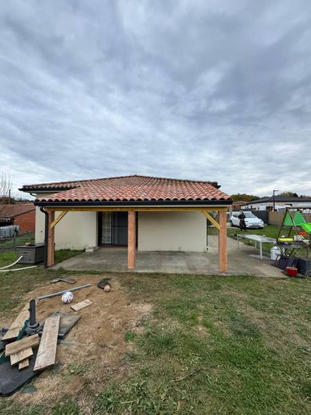 Création d'une terrasse sur mesure avec une couverture en tuile proche d'Albi par les 2 charpentiers 