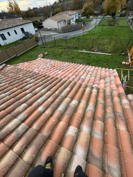 Raccord de la terrasse couverte en tuile avec la maison existante prés d'Albi par les 2 charpentiers  