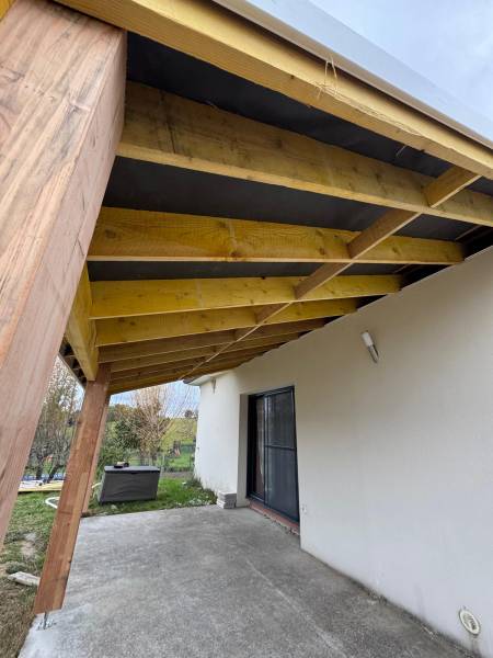 avancé de toiture créé par les 2 charpentiers proche d'Albi