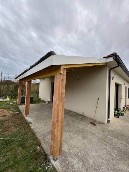 terrasse couverte posé sur poteaux bois en classe 4 par les 2 charpentiers prés d'Albi. 