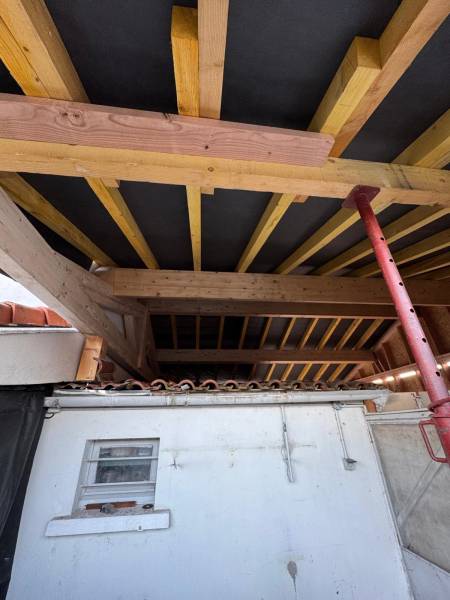 Vue de dessous de la charpente traditionnelle réalisé par les 2 charpentiers a Blagnac 