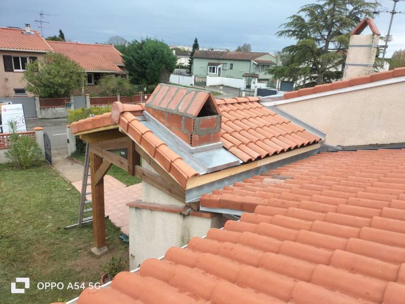 Réalisation complet d'une terrasse couverte.Carport en charpente traditionnelle par les 2 charpentiers, artisans a Couffouleux, proche de ST Sulpice la pointe. 