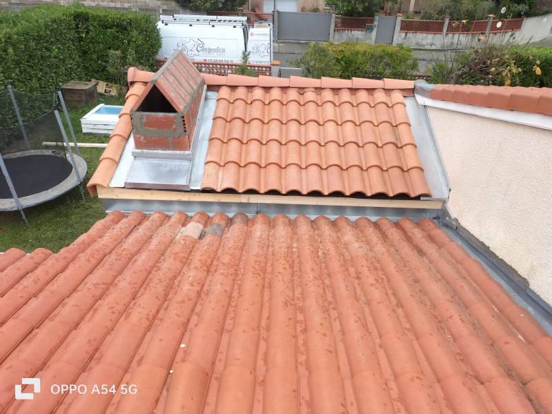 Vue de a nouvelle toiture du carport ,raccorder a la meme pente que la toiture existante, ainsi que notre création d'un cheneau en zinc sur mesure pour l'évacuation des eaux de pluie par les 2 charpentiers, proche d'Albi et Couffouleux. 