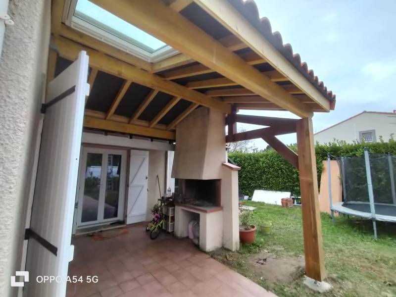 Vue de la terrasse couverte, carport avec la charpente traditionnelle et la mise en plce d'un velux par les 2 charpentiers, artisans RGE a Couffouleux, proche de Rabastens. 