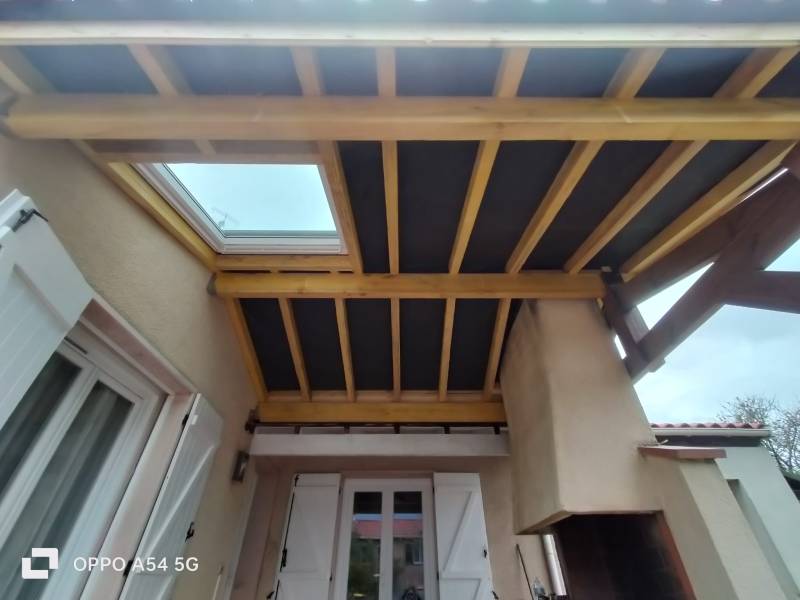 Vue de l'intérieur de la terrasse couverte , carport réaliser par les 2 charpentiers, artisan a Couffouleux, proche d'Albi. 