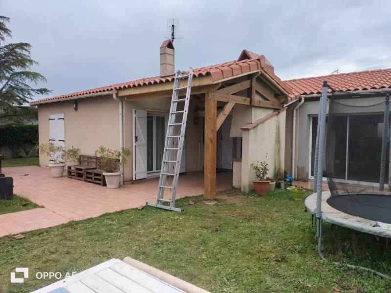 Réalisation complète d'un carport sur mesure en charpente traditionnelle, raccord de zinc, pose de velux et couverture en tuile par les 2 charpentiers, proche d'Albi. 