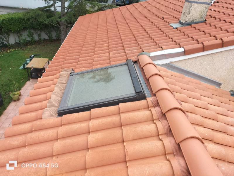 Raccordement du carport avec la partie existante de la toiture et pose d'un velux par les 2 charpentiers , artisan RGE a Couffouleux, proche de Bessieres. 