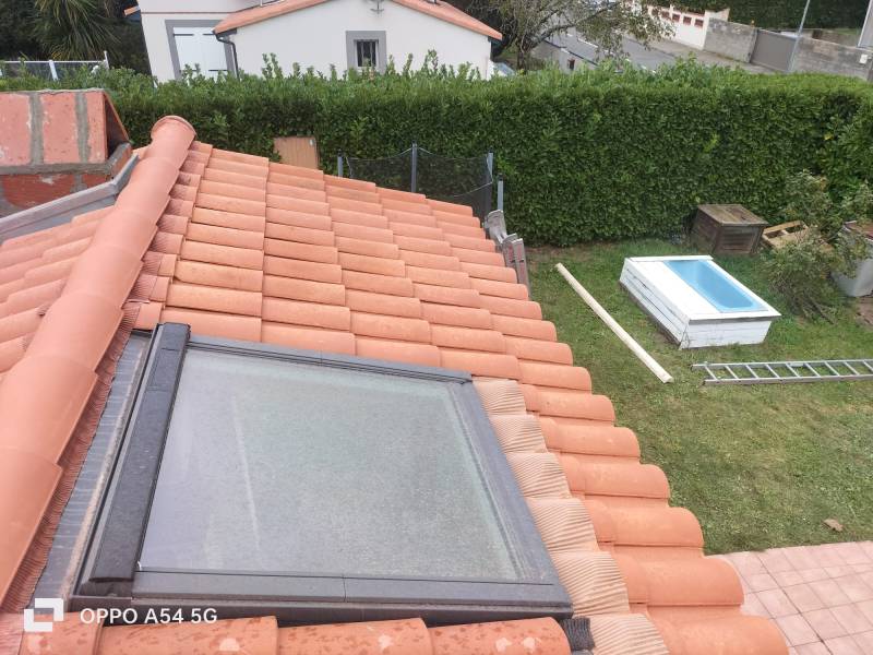 réalisation d'une terrasse et de la couverture en tuile , avec la pose d'une fenêtre de toit velux par les 2 charpentiers, artisans RGE a Couffouleux, proche de Bessieres. 