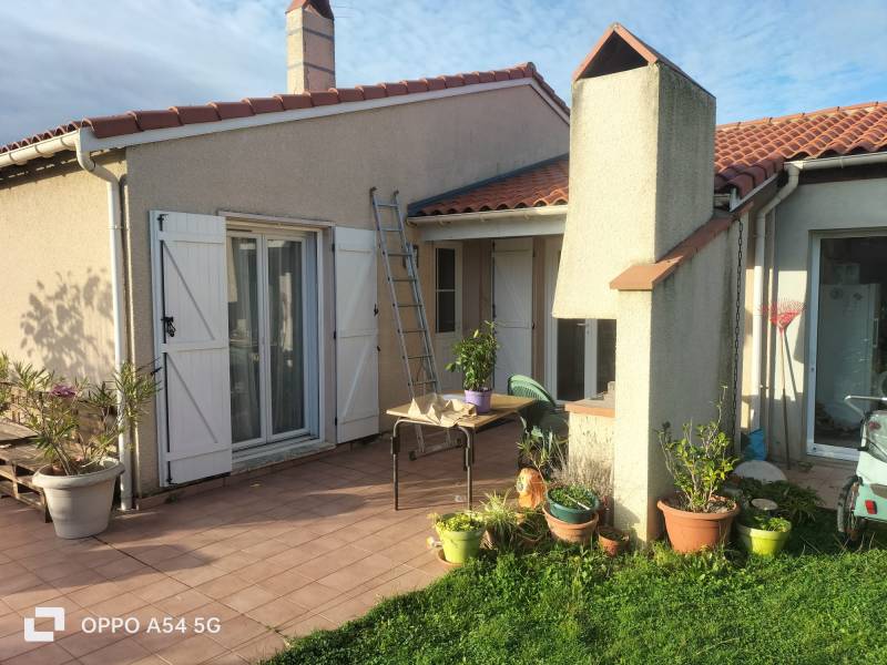 Vue de la terrasse avant démarrage de nos travaux e la réalisation d'un carport par les 2 charpentiers proche d'Albi  