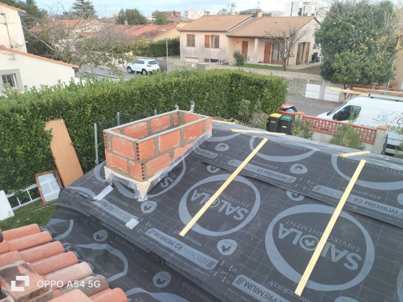 Réalisation en cour d'un carport sur mesure, ainsi que le raccord avec la toiture existante par les 2 charpentiers, artisan RGE a Couffouleux, proche de Bessieres. 
