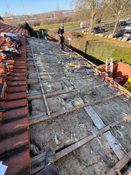 Dépose de la vielle tuile en G13 qui n'existe plus avant de la remplacer par la tuile DC12 a Toulouse et a Albi par les 2 charpentiers.