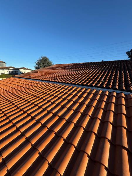 Fabrication sur mesure d'une piece en zinc opur raccordé une toiture en tuile G13 qui n'existe plus et une tuile DC12 a Toulouse et a Albi par les 2 charpentiers. 