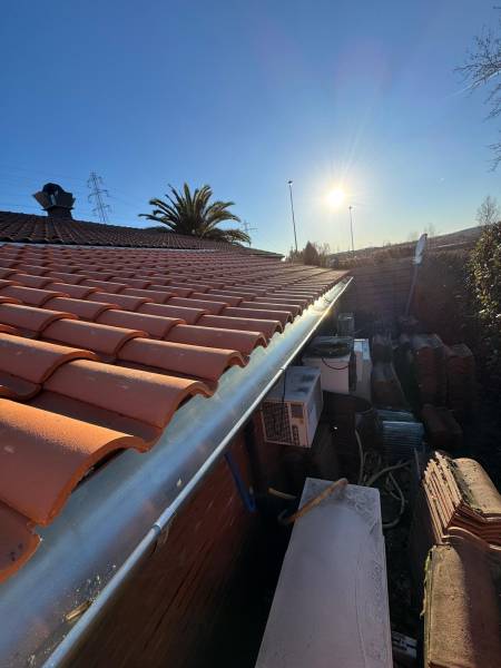 Fourniture et pose de gouttière en zinc pour les évacuation d'eau pluviale a Toulouse ou Albi par les 2 charpentiers. 