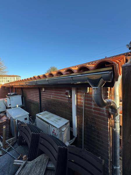 Artisan spécialiste pour la pose de gouttière en zinc a Albi ou a Toulouse par les 2 charpentiers. 