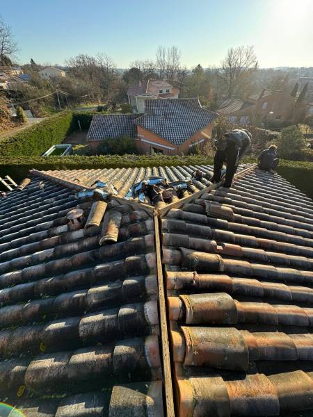 Changement des closoir en plomb sur une couverture en tuile a Toulouse ou a Albi , y compris le nettoyage de la toiture par les 2 charpentiers .