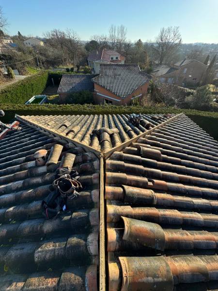 changement en cour des closoirs de la couverture en tuile sur le faitage et les arêtiers  par les 2 charpentiers, a Toulouse et a Albi. 
