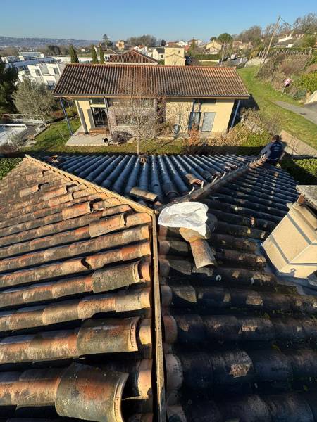 Rénovation du closoir sur une couverture en tuile avec le nettoyage de tuile par les 2 charpentiers a Toulouse et a Albi. 