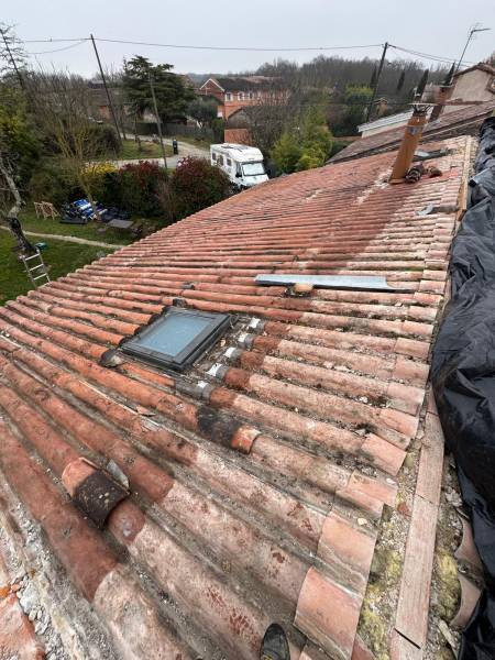 Dépose total de la couverture avant la pose de l'isolation souple de chez Actis, éligible au aide de l'état car les 2 charpentiers sont une société RGE proche d'Albi. 