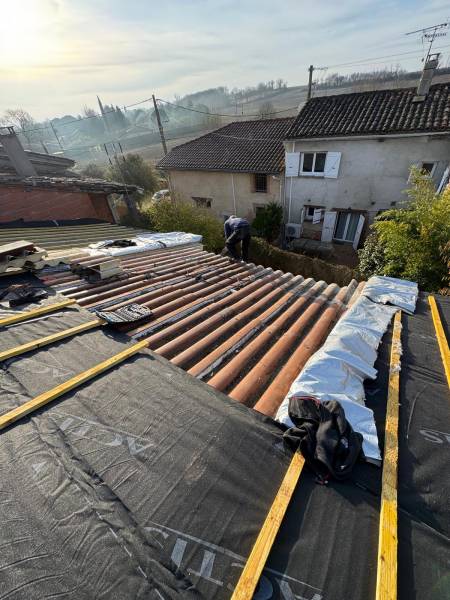 Pose en cour de l'isolation souple de chez Actis, éligible des aide de l'état par les 2 charpentiers, artisan RGE a Albi 