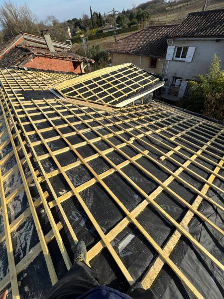 Pose de liteaux sur l'isolation souple de chez Actis, avant de mettre en place la couverture en tuile DC12 terreal par les  2 charpentiers a Albi et Toulouse 