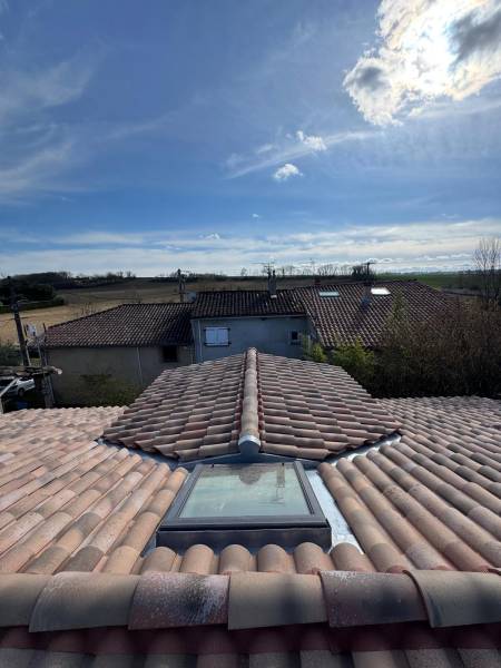 Pose de velux et création de la lucarne, réfection totale de la toiture par les 2 charpentiers proche d'Albi. 