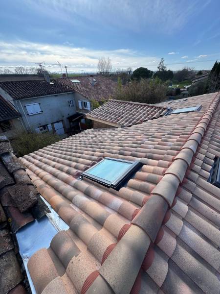 Refection total de la couverture en tuile DC12, pose de fenêtre de toit velux proche d'Albi par les 2 charpentiers, artisan RGE.