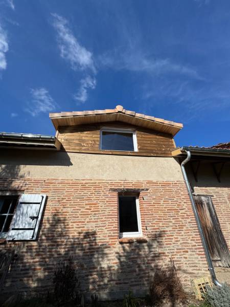 Création d'une lucarne, réfection total de la toiture, pose d'isolation sur les rampants proche d'Albi par les 2 charpentiers, société RGE. 