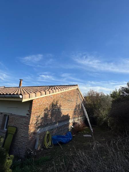 Réfection total de la toiture , avec l'isolation des rampants, pose des gouttières en zinc , proche d'Albi par les 2 charpentiers 