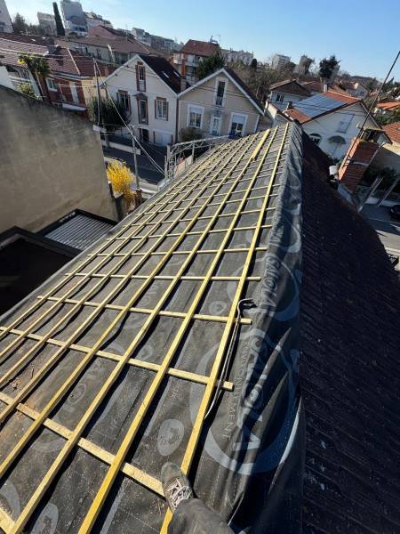 Pose en cour des liteaux pour support de la couverture en tuile proche d'Albi par les 2 charpentiers 