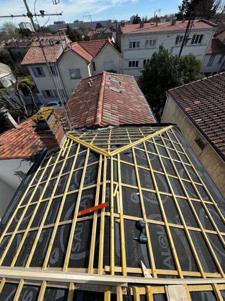 Liteaux tuile mis en place avant de recevoir la couverture en tuile mécanique DC12 posé par les 2 charpentiers proche d'Albi. 