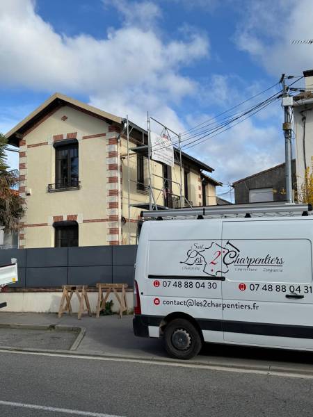 Rénovation de la couverture en tuile mécanique DC12 proche d'Albi par les 2 charpentiers. 