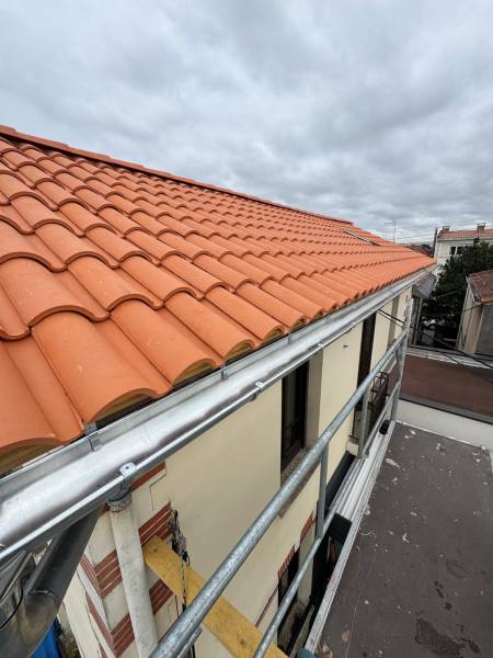 Pose de gouttiere en zinc par les 2 charpentiers spécialiste zingueur proche Albi. 