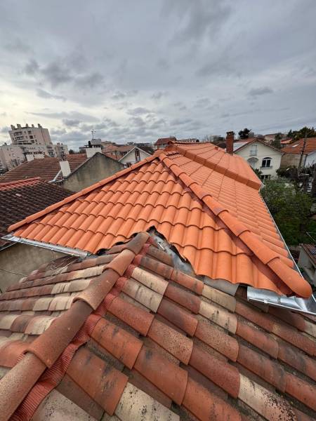 Rénovation total de la couverture en tuile avec les arêtiers proche d'Albi par les 2 charpentiers. 