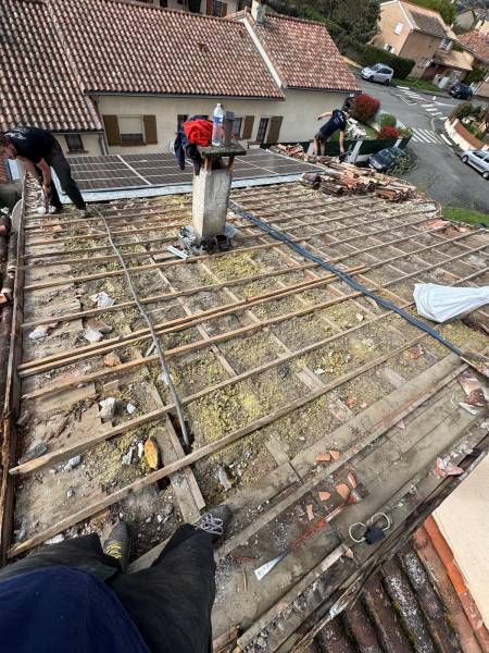 Dépose de la couverture en tuile canal et évacuation de la vielle laine de verre avant la rénovation de couverture en tuile par les 2 charpentiers , artisan couvreur a Albi. 
